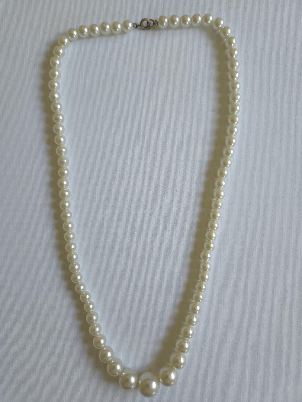 Vintage 1950s Cream Graduated Faux‎ Pearl Strand Necklace